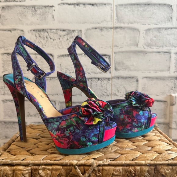 SOLD!!! Women’s Gianni Bini vibrant floral strappy prep toe heels size 6.5 - Picture 3 of 6